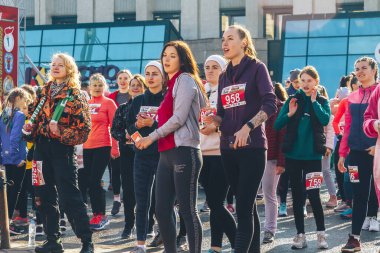 8 Mart 2019 Minsk Belarus Kadın Yarışı 8 Mart 'ta genç kızlar ve olgun kadın sporcular sokakta bir yarışın önünde duruyorlar..