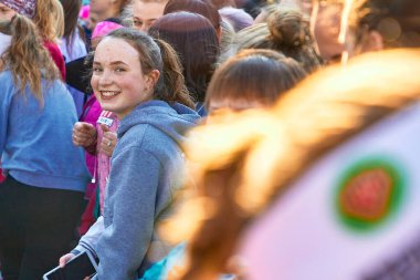 8 Mart 2019 Minsk Belarus Kadın Yarışı 8 Mart 'ta halk arasında meydanda gülen kız