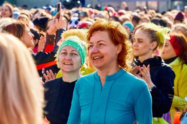 8 Mart 2019 Minsk Belarus Kadın Yarışı 8 Mart 'ta kadınlar sokak konserinde bir grup kadın arasında şarkı söylüyor.