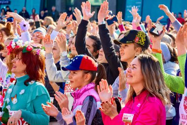 8 Mart 2019 Minsk Belarus Kadın Yarışı 8 Mart 'ta Mutlu kadınlar ellerini kaldırarak kutluyor