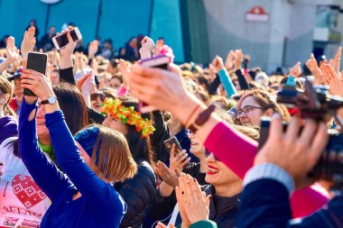 8 Mart 2019 Minsk Belarus Kadın Yarışı 8 Mart 'ta. Karnaval kostümlü güzel kadınlar ve kızlar bir sokak konserinde ellerini kaldırarak kutlama yapıyorlar.