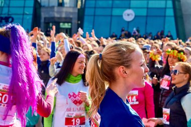 8 Mart 2019 Minsk Belarus Kadın Yarışı 8 Mart 'ta. Birçok kadın sokak konserinde ayakta duruyor.