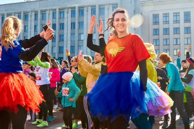 8 Mart 2019 Minsk Belarus Kadın Yarışı 8 Mart 'ta. Birçok kadın bahar güneşinin altında dans ediyor.
