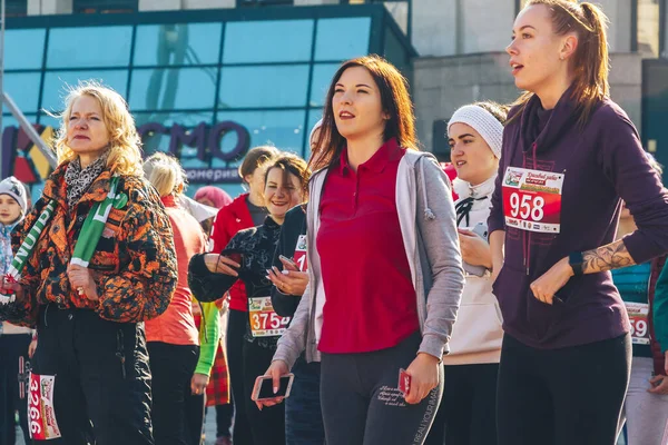 8 Mart 2019 Minsk Belarus Kadın Yarışı 8 Mart 'ta genç kızlar ve olgun kadınlar bir yarışın önünde duruyor..