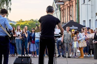 1 Haziran 2019 Minsk Belarus Sokakta üç müzisyen