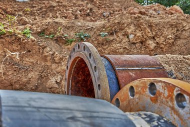 Su tedarik sistemi için eski ve yeni su borularının bağlantıları