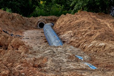 İki su borusu flanşlar aracılığıyla bağlantı kurmak için kurulur