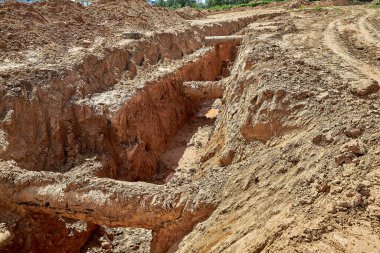 Su tedarik sisteminin yeniden inşası sırasında üç eski su borusu bulundu.