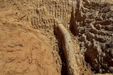 Su tedarik sisteminin yeniden inşası sırasında eski bir su borusu kazıldı.
