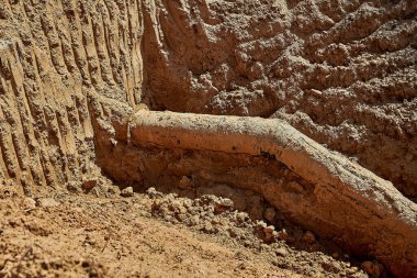 Su şebekesinin yeniden inşasıyla ilgili kazılar sırasında siperde bir su borusu bulundu.