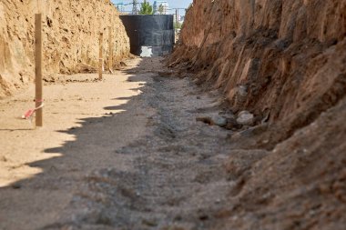 Su borularını döşemek için siper hazırlandı. Su geçirmez mastikle kaplı beton kuyusu var.