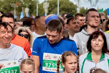 15 Eylül 2019 Minsk Belarus. Genç çocuklu pek çok mutlu sporcu maratonun başında duruyor.