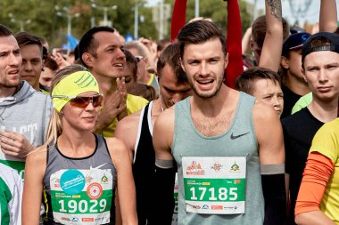 15 Eylül 2019 Minsk Belarus maraton başlamadan önce bir grup sporcu haykırıyor.
