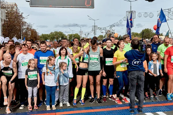 September 2019 Minsk Belarus Crowd Happy Athletes Stands Front Start — Stock Photo, Image