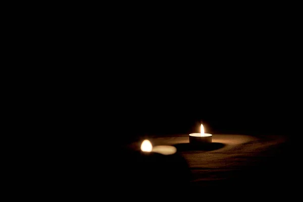 Δύο Κεριά Ανάβουν Μαύρο Και Θολό Φόντο — Φωτογραφία Αρχείου