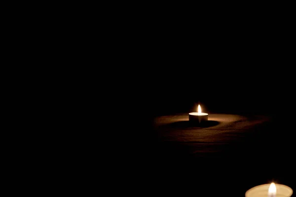 Eine Kerze Brennt Auf Dem Tisch Ehren Des Gedenkens Dunkeln — Stockfoto