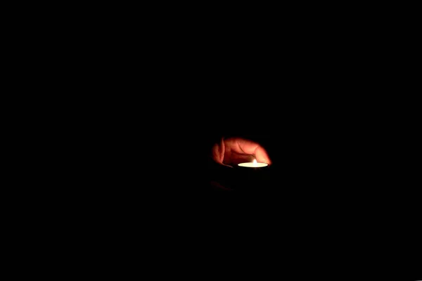 Hombre Sostiene Una Vela Encendida Oscuridad —  Fotos de Stock