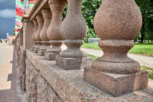 Parkın yakınındaki yolda beton sütunlar var.