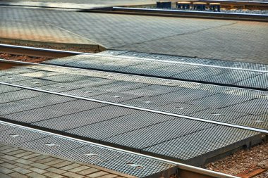 Demiryolları arasındaki beton levhalar insanların geçebilmesi için.