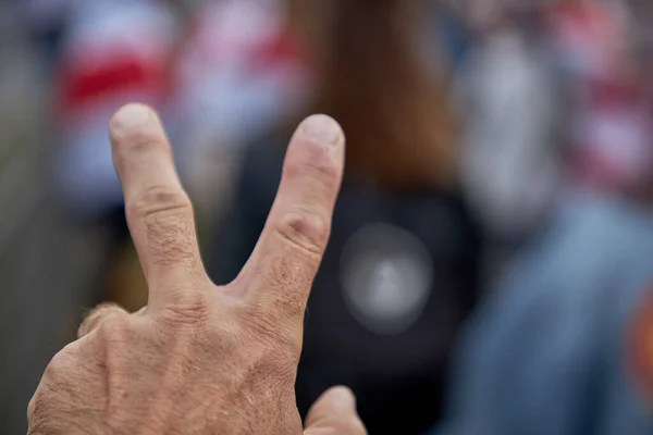 Gösterinin Bulanık Arka Planında Özgürlük Işaretiyle Bir Adamın Elinin Yakın Telifsiz Stok Fotoğraflar