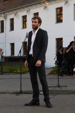 25 Mayıs 2019, Minsk Belarus. Akşam bir sokak konserinde mikrofonlu bir aktör.