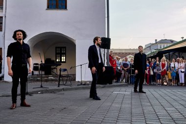 25 Mayıs 2019 'da Minsk Belarus' ta bir sokak konserinde bir grup aktör sahne aldı. Sokak müzisyenleri kavramı.