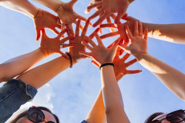 Bir çok kadının elleri gökyüzüne uzanıyor, onu engelliyor.