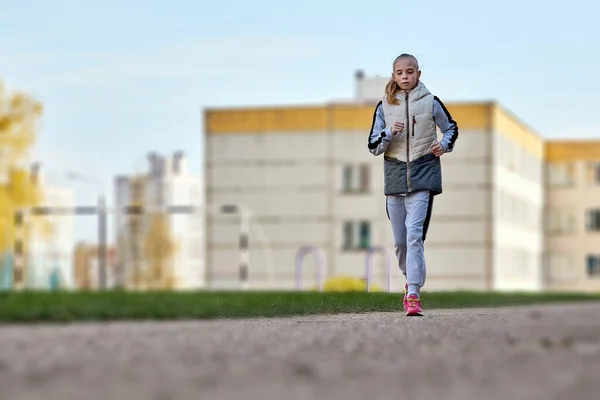 Porträtt Vacker Atletisk Flicka Som Springer Ett Löpband Suddig Skola — Stockfoto