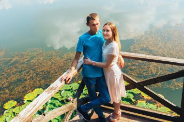 Genç ve romantik bir çift yeşil bir yaz parkında eğleniyor..