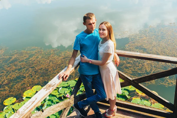 Genç ve romantik bir çift yeşil bir yaz parkında eğleniyor..