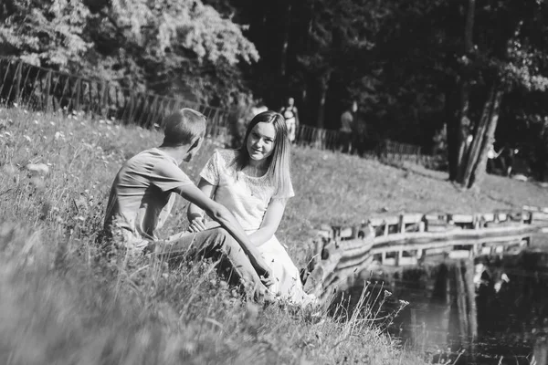 Par Amantes Lago Parque Romántico Una Pareja Joven Feliz Chico —  Fotos de Stock