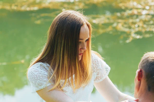 Una Pareja Enamorada Está Hablando Junto Lago Parque —  Fotos de Stock