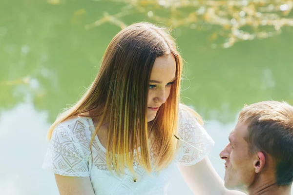 Een Verliefd Stel Zit Bij Het Meer Het Park Een — Stockfoto