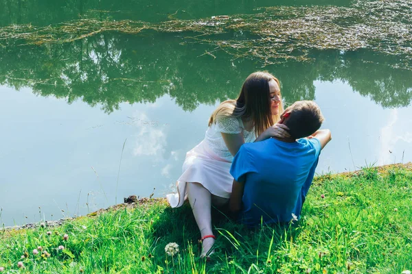 Couple Love Sits Grass Lake Park Beautiful Girl Wants Kiss — Stock Photo, Image