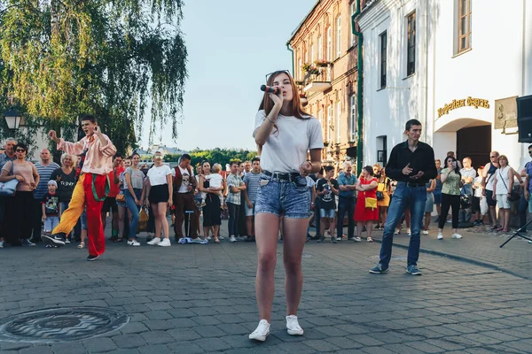 Augusti 2018 Minsk Vitryssland Tonårstjej Sjunger Karaoke Med Mikrofon Gatan — Stockfoto