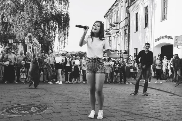 2018年8月4日 明斯克白俄罗斯街的庆祝活动在晚上的城市里 黑人和白人女孩带着话筒在街上歌唱 — 图库照片
