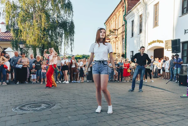 Augusti 2018 Minsk Vitryssland Porträtt Ung Flicka Som Står Med — Stockfoto