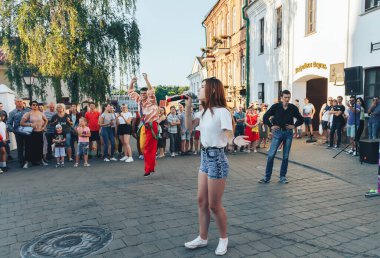 4 Ağustos 2018, Minsk Belarus. Güzel bir kızın portresi. Elinde mikrofonla, şehrin caddesinde şarkı söylüyor.