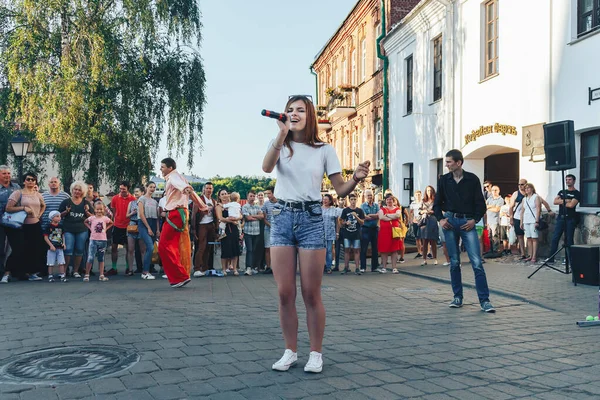 Agosto 2018 Minsk Bielorrusia Hermosa Adolescente Cantando Karaoke Usando Micrófono — Foto de Stock