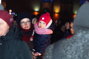 30 Aralık 2018 'de Minsk Belarus' ta bir anne yeni yıl kutlamaları sırasında bebeğini kollarına aldı.