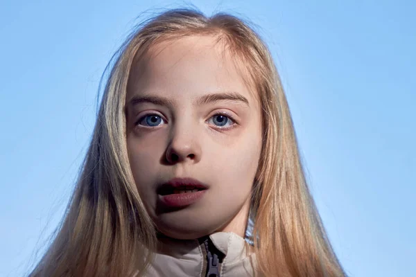 Närbild Vacker Ung Tonåring Flicka Med Vitt Hår Talar Mot — Stockfoto