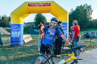 26-27 Mayıs 2018 Naliboki, Belarus Belarus amatör maratonu Naliboki Bir adam bisiklet sürüyor