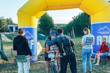 26-27 Mayıs 2018 Naliboki, Belarus Belarus amatör maratonu Naliboki Bir adam bisiklet sürüyor