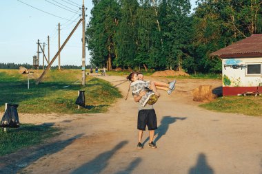 26-27 Mayıs 2018 Naliboki, Belarus Belarus amatör maratonu Naliboki Bir adam bisiklet sürüyor