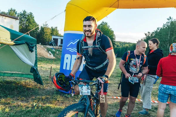 May 26-27, 2018 Naliboki,Belarus All-Belarusian amateur marathon Naliboki A man is riding a bicycle on the road — Stock Photo, Image