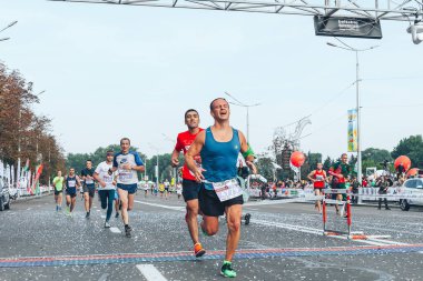 9 Eylül 2018 Minsk Belarus Son kalan güçleriyle bitiş çizgisini geçen bir maraton.