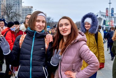 23 Şubat 2019, Minsk Belarus Bayramın onuruna 23 Şubat 'taki yarış gerçek erkekler için iki güzel, gülümseyen hippi kız için sokak tatili sırasında yapılan yarış.