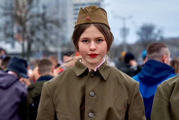 Fevereiro 2019 Minsk Belarus Uma Menina Bonita Uniforme Militar Soviético — Fotografia de Stock