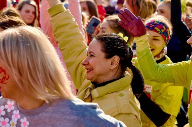 8 Mart 2019 Minsk Belarus Konserde elleri havada mutlu kadınlar var