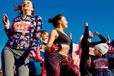 8 Mart 2019 Belarus Minsk 'te kadınların ödül töreni sırasında mutlu oldukları bir yarış düzenlendi.